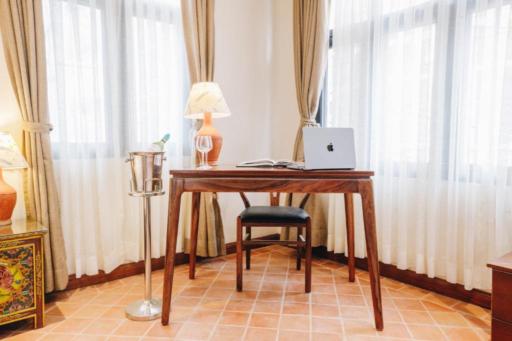 Deluxe Queen Room